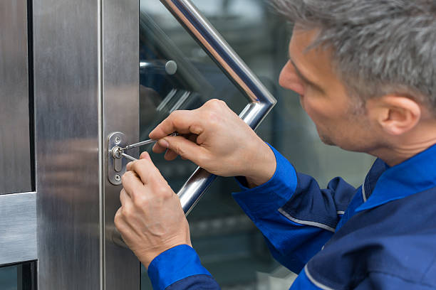 Locksmith Fixing Door