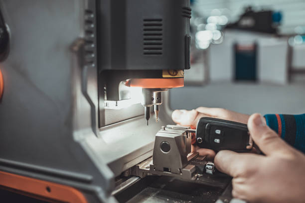 Locksmith cutting car key